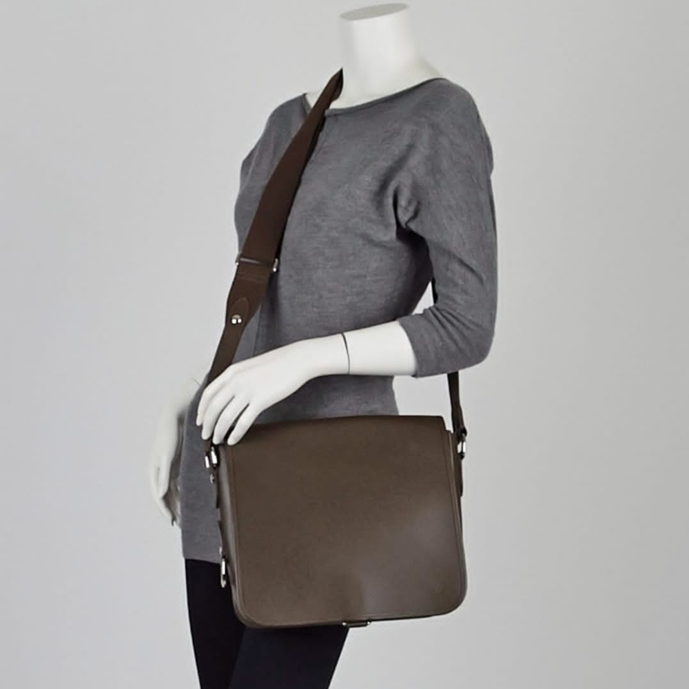 Authentic LOUIS VUITTON Grizzli Taiga Leather Andrei Messenger Bag - Picture 10 of 10